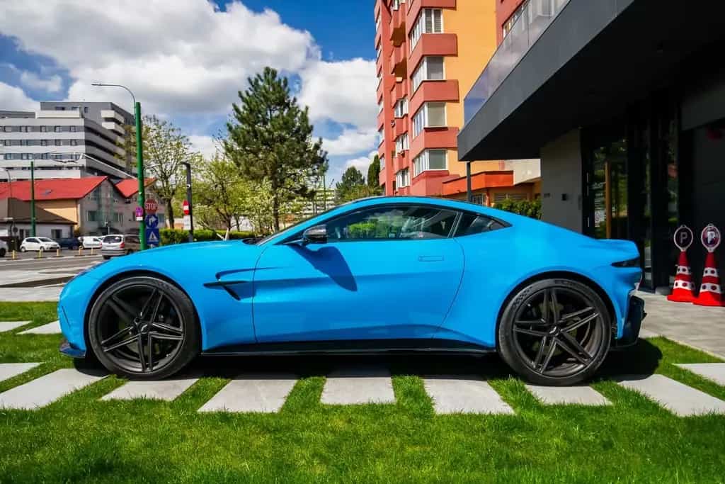 Aston Martin V8 Vantage Carbon /360 Cam/Warranty/Adapt. Susp./Track Mode 09/2024-photo-3