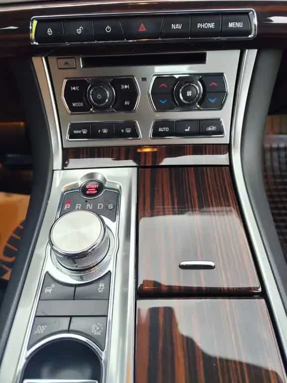 Jaguar XF 3.0 V6 Diesel /ÖL-REIFEN-BREMSEN VO&HI NEU 06/2012-photo-18