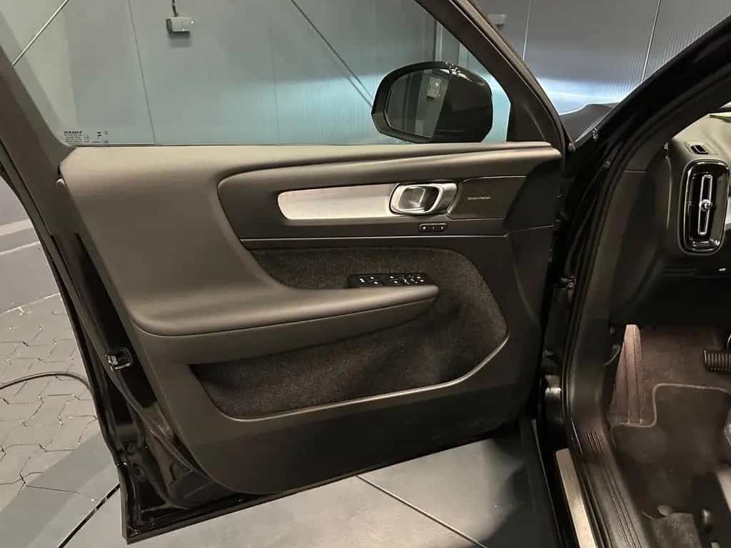 Volvo XC40 Plus Black Edition *20Zoll*360°*Privacy*LED 07/2025-photo-12