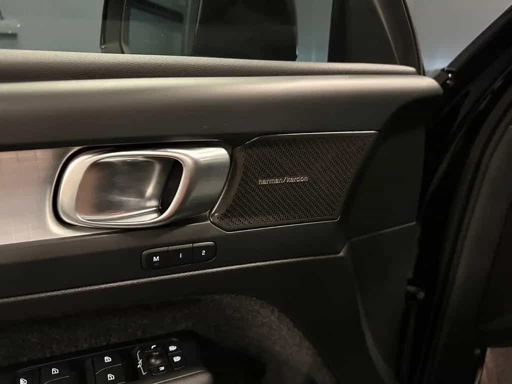 Volvo XC40 Plus Black Edition *20Zoll*360°*Privacy*LED 07/2025-photo-13