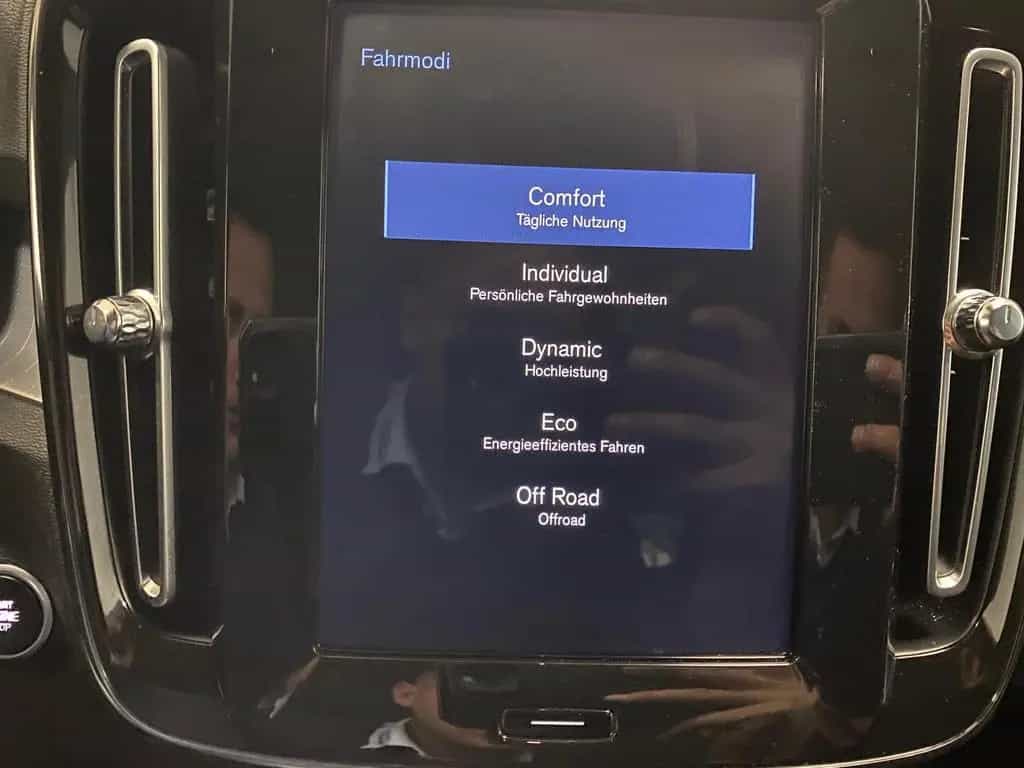 Volvo XC40 KLIMA+RFK+PDC+NAVI+SITZHEIZ+4x4+AHK+ALU+LED 03/2019-photo-21