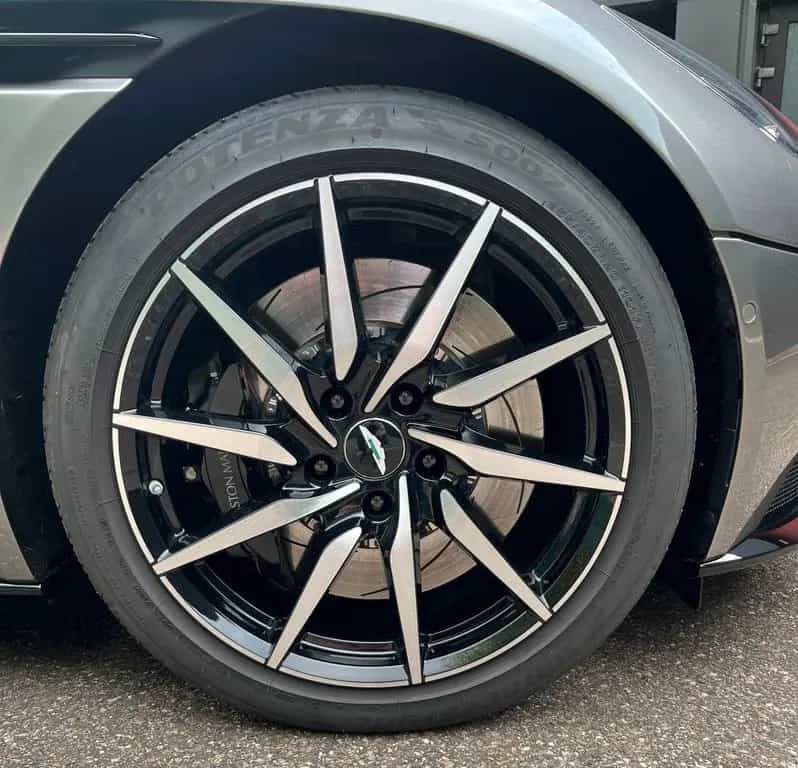 Aston Martin DB11 4.0 V8 Like New! 06/2020-photo-18