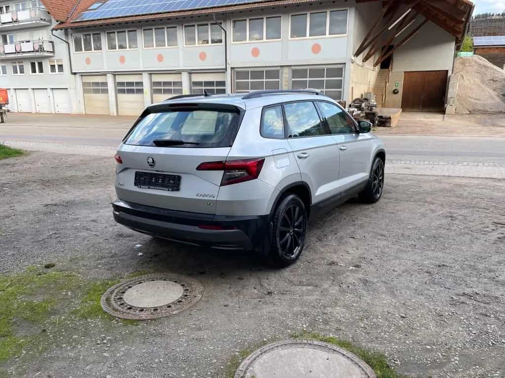 Skoda Karoq 2.0l TDI DSG 4x4 STYLE STYLE,LED, AHK 05/2018-photo-2