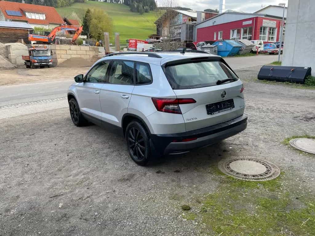 Skoda Karoq 2.0l TDI DSG 4x4 STYLE STYLE,LED, AHK 05/2018-photo-3