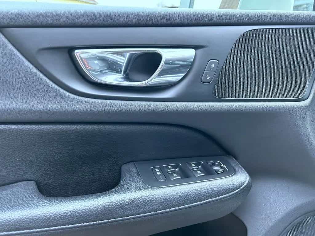 Volvo V60 2,0 Ltr Aut. Navi LED Leder Alu Pdc Tüv NEU 10/2018-photo-16