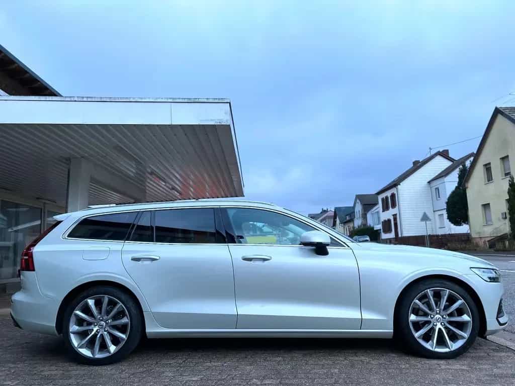 Volvo V60 2,0 Ltr Aut. Navi LED Leder Alu Pdc Tüv NEU 10/2018-photo-3