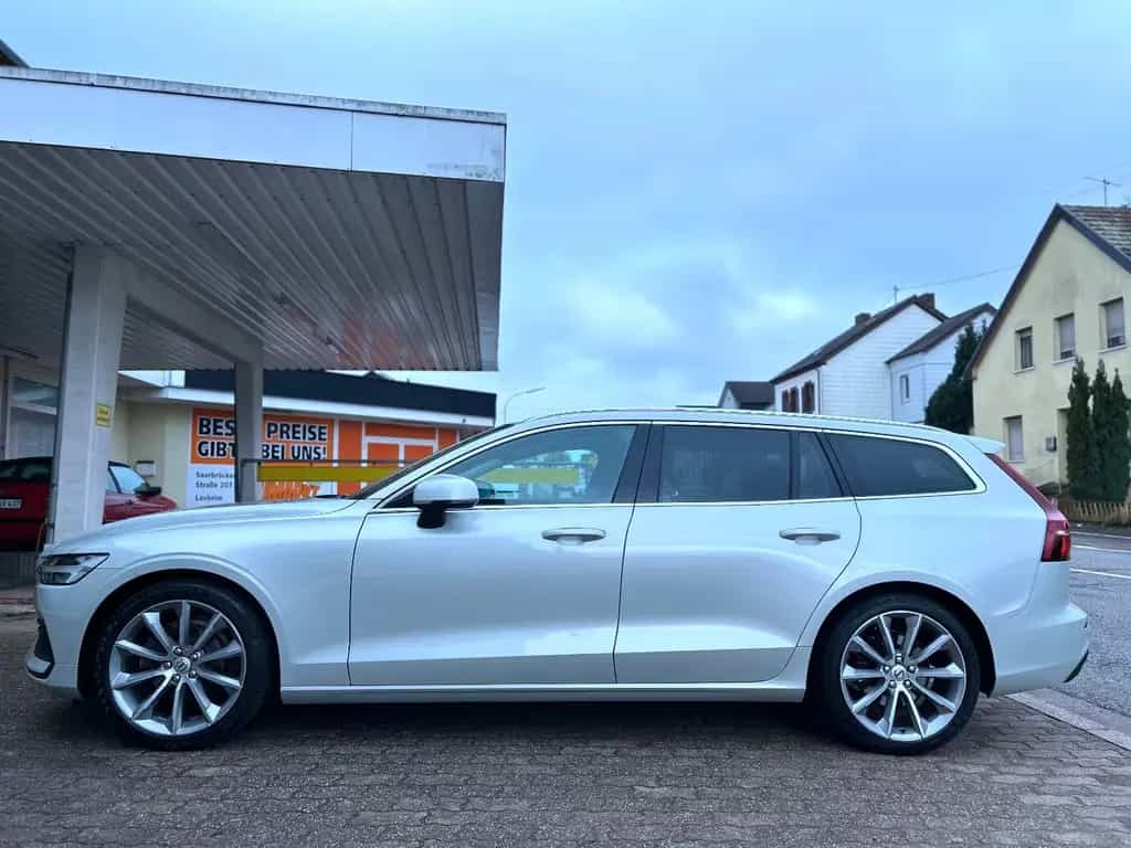 Volvo V60 2,0 Ltr Aut. Navi LED Leder Alu Pdc Tüv NEU 10/2018-photo-4