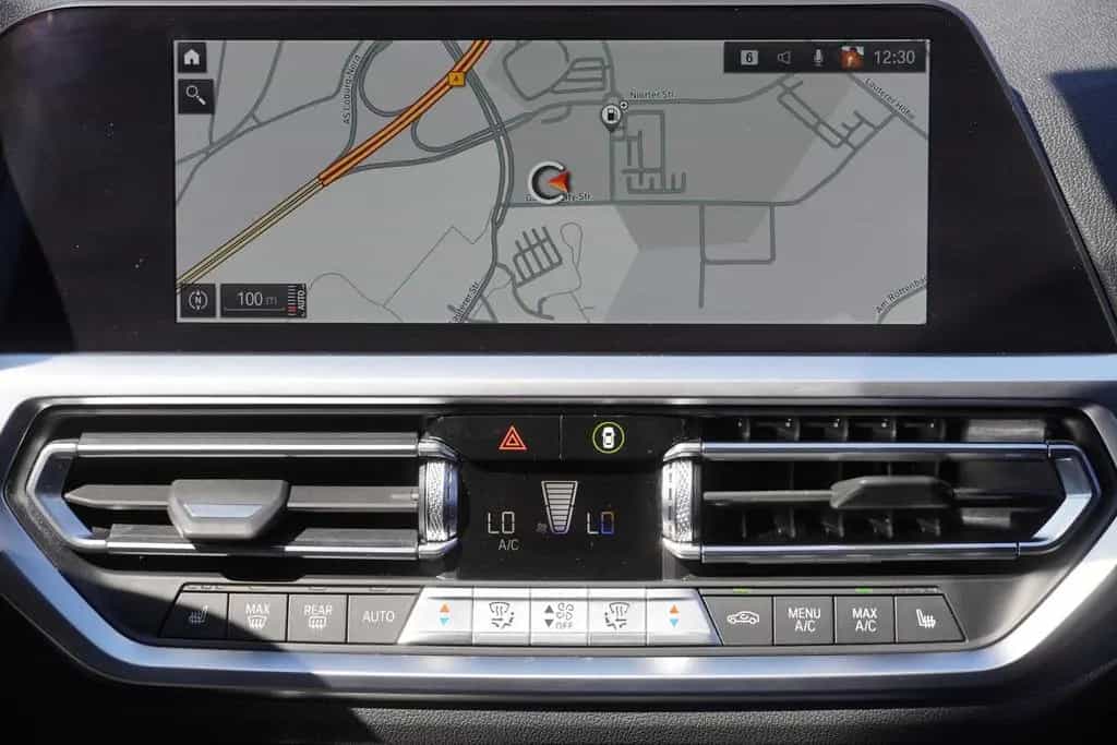 BMW 318 i M Sport LED Navi AHK Tempomat Sitzheizung 11/2020-photo-12