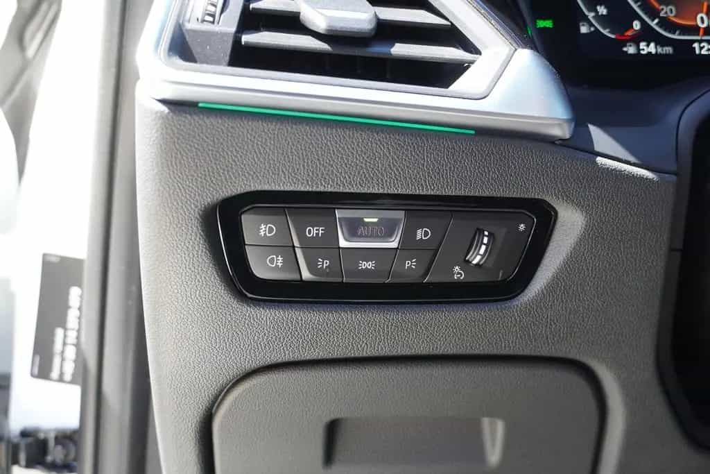 BMW 318 i M Sport LED Navi AHK Tempomat Sitzheizung 11/2020-photo-33