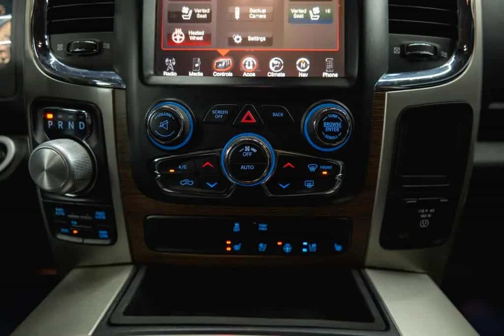 Dodge RAM 5.7 V8 HEMI 4x4 Sport LARAMIE NightPaket 19% 07/2017-photo-31