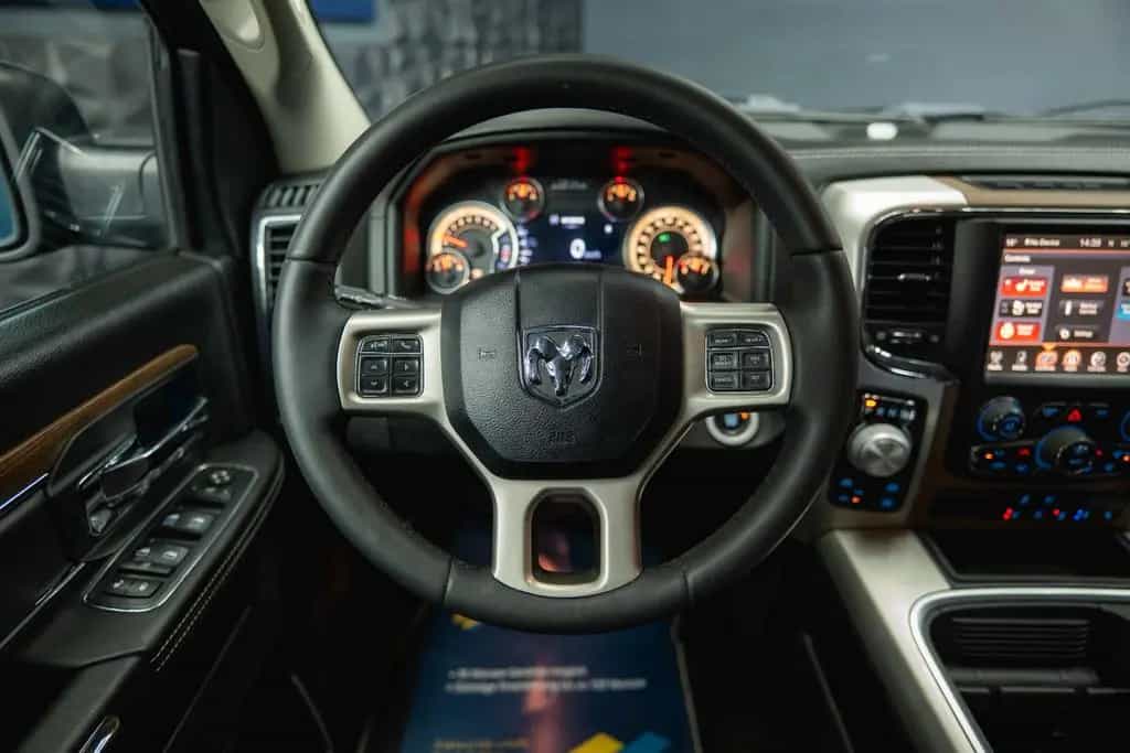Dodge RAM 5.7 V8 HEMI 4x4 Sport LARAMIE NightPaket 19% 07/2017-photo-35