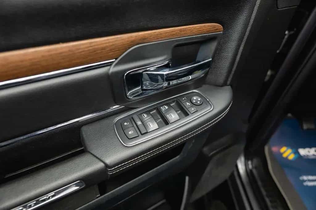 Dodge RAM 5.7 V8 HEMI 4x4 Sport LARAMIE NightPaket 19% 07/2017-photo-38
