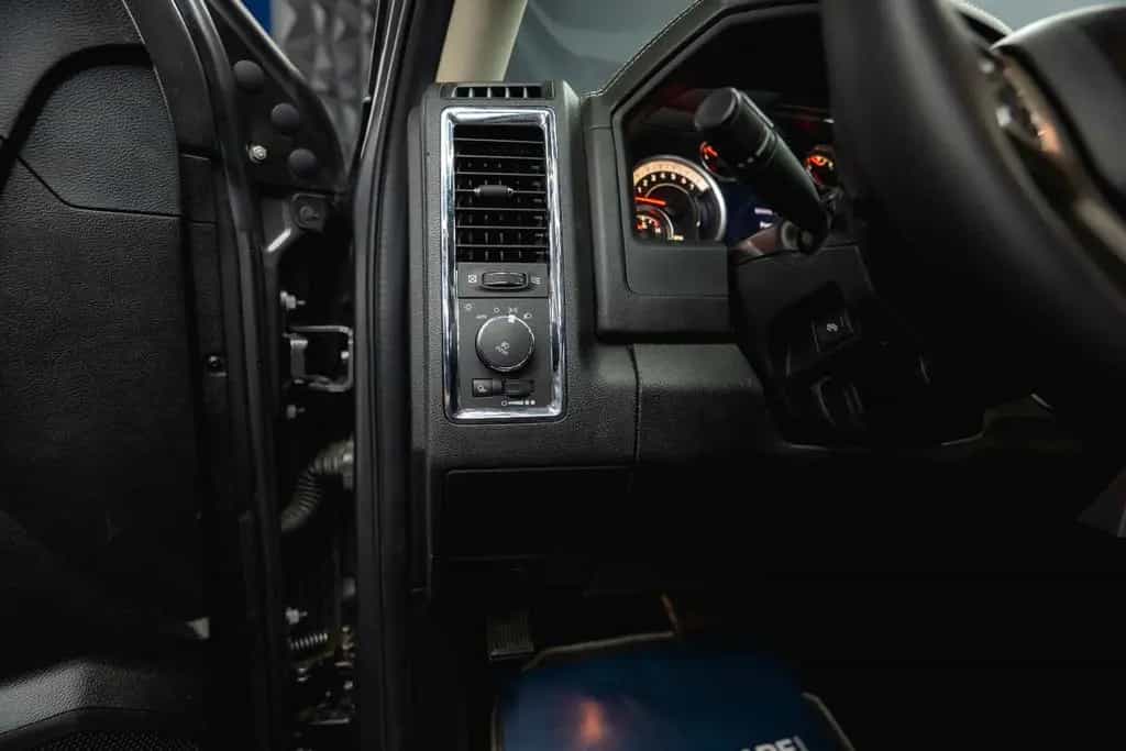 Dodge RAM 5.7 V8 HEMI 4x4 Sport LARAMIE NightPaket 19% 07/2017-photo-40