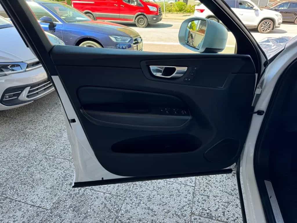 Volvo XC60 R Design AWD *Pano/Head-Up/AHK/Kamera360* 06/2018-photo-11