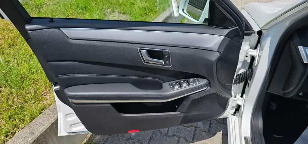 Mercedes-Benz E 200 E*200*CGI*Lim.*7G-TRONIC*Avantgarde*LED*SHD* 04/2016-photo-21