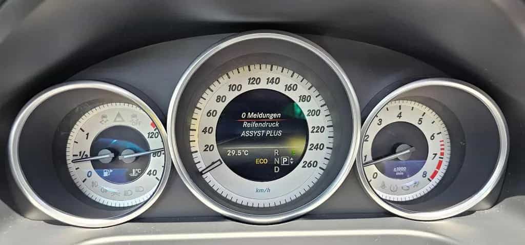 Mercedes-Benz E 200 E*200*CGI*Lim.*7G-TRONIC*Avantgarde*LED*SHD* 04/2016-photo-27