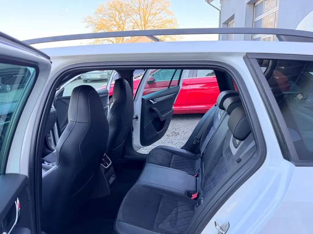 Skoda Octavia Combi RS 245 Navi GRA SHZ APP 19" 6-Gang 11/2018-photo-10
