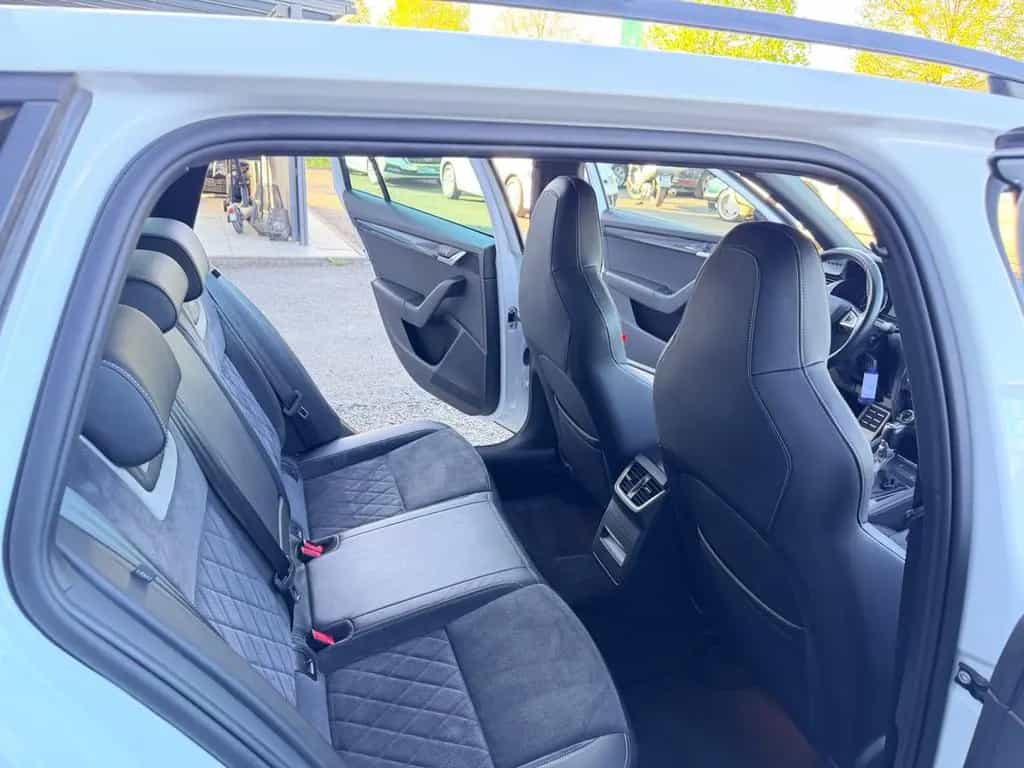 Skoda Octavia Combi RS 245 Navi GRA SHZ APP 19" 6-Gang 11/2018-photo-11