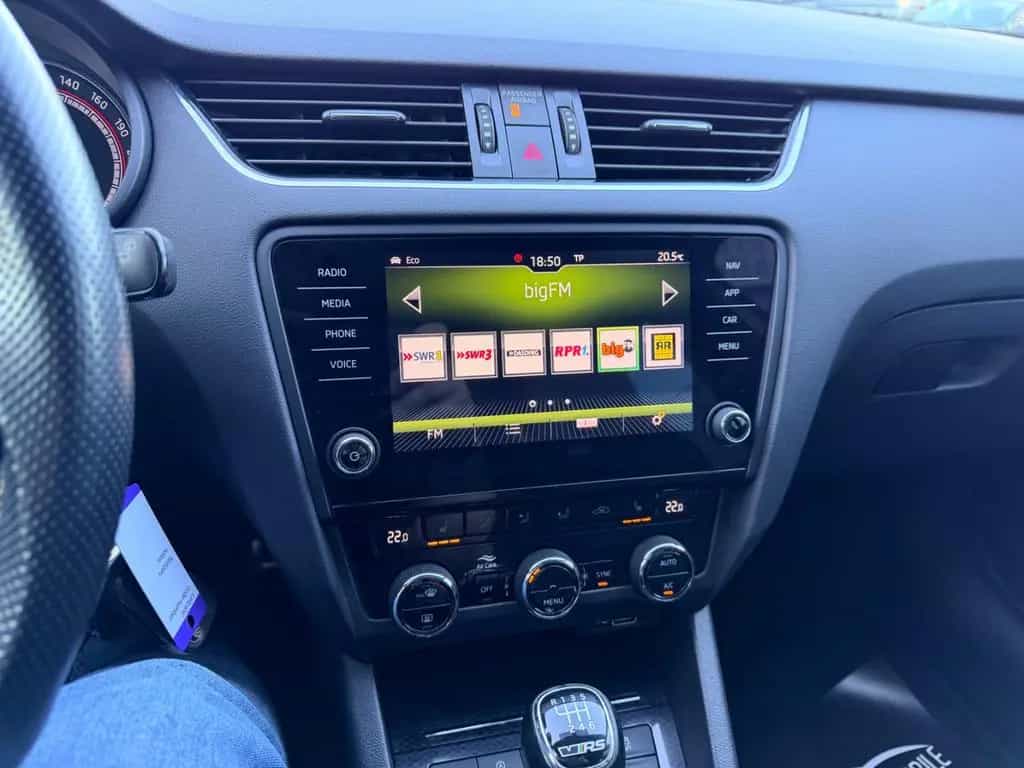 Skoda Octavia Combi RS 245 Navi GRA SHZ APP 19" 6-Gang 11/2018-photo-15