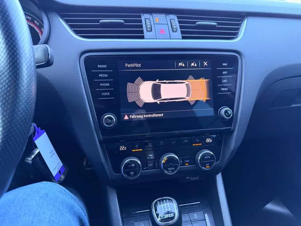 Skoda Octavia Combi RS 245 Navi GRA SHZ APP 19" 6-Gang 11/2018-photo-17
