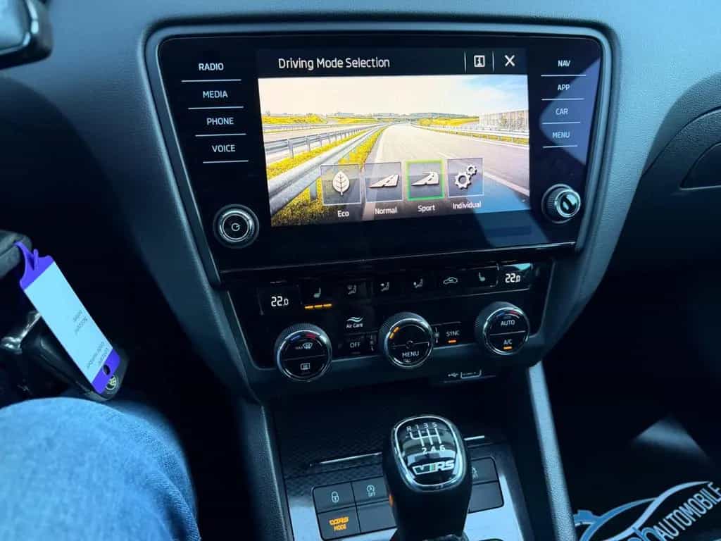 Skoda Octavia Combi RS 245 Navi GRA SHZ APP 19" 6-Gang 11/2018-photo-19