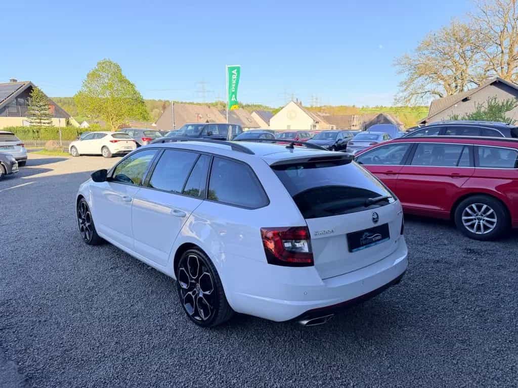 Skoda Octavia Combi RS 245 Navi GRA SHZ APP 19" 6-Gang 11/2018-photo-2