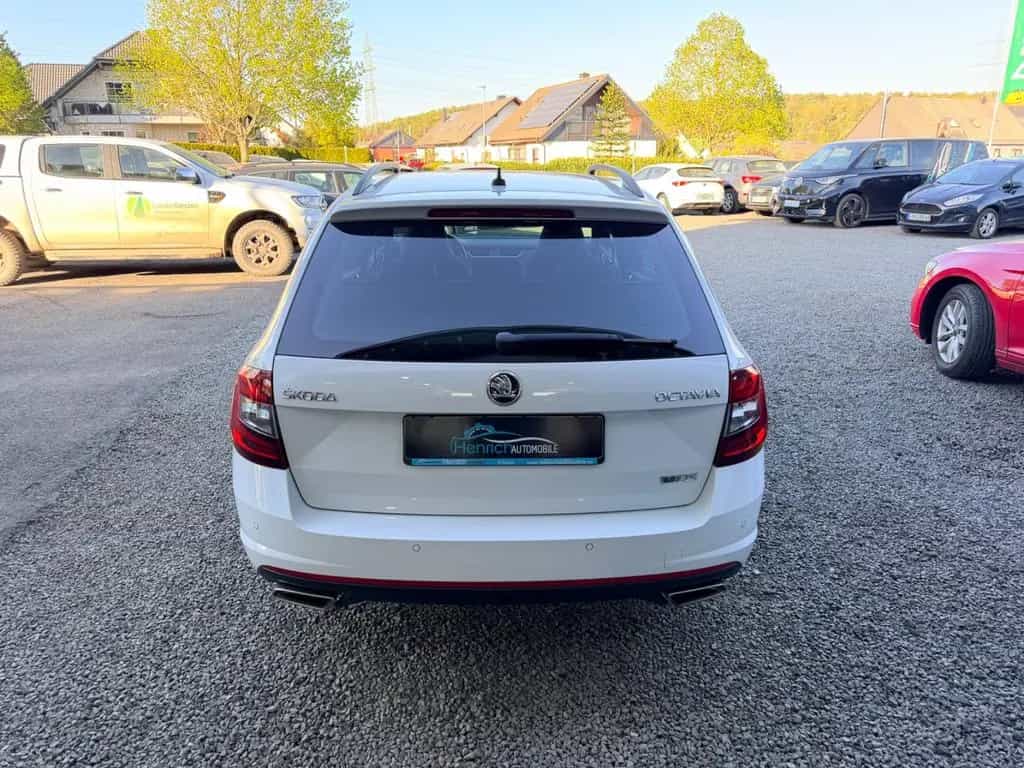 Skoda Octavia Combi RS 245 Navi GRA SHZ APP 19" 6-Gang 11/2018-photo-3