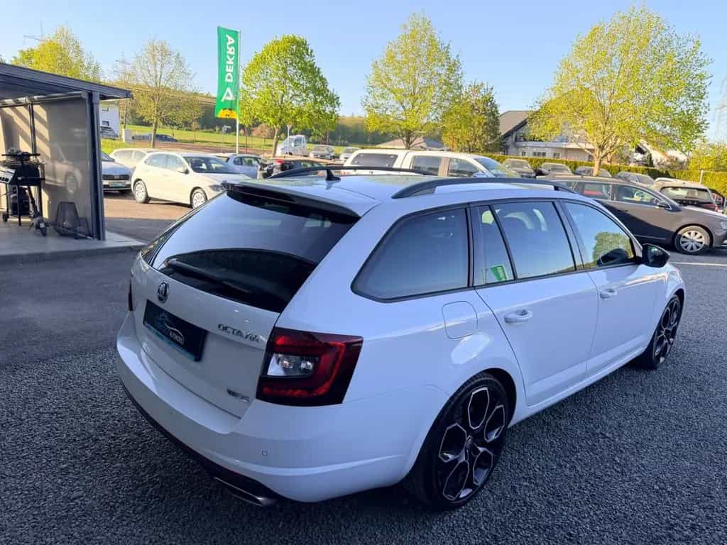 Skoda Octavia Combi RS 245 Navi GRA SHZ APP 19" 6-Gang 11/2018-photo-4