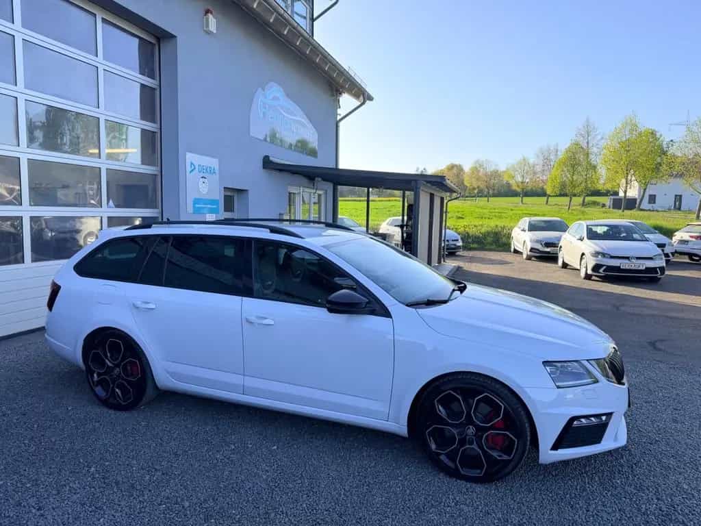 Skoda Octavia Combi RS 245 Navi GRA SHZ APP 19" 6-Gang 11/2018-photo-5