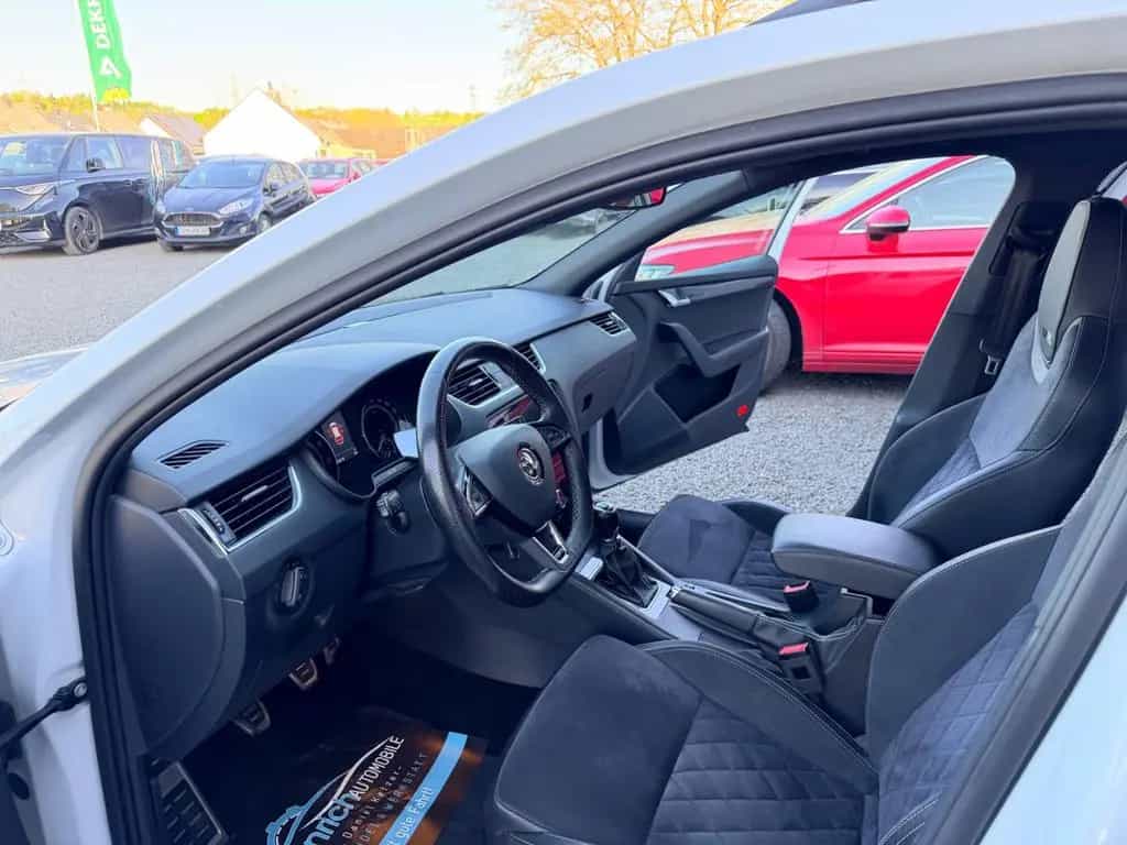 Skoda Octavia Combi RS 245 Navi GRA SHZ APP 19" 6-Gang 11/2018-photo-8
