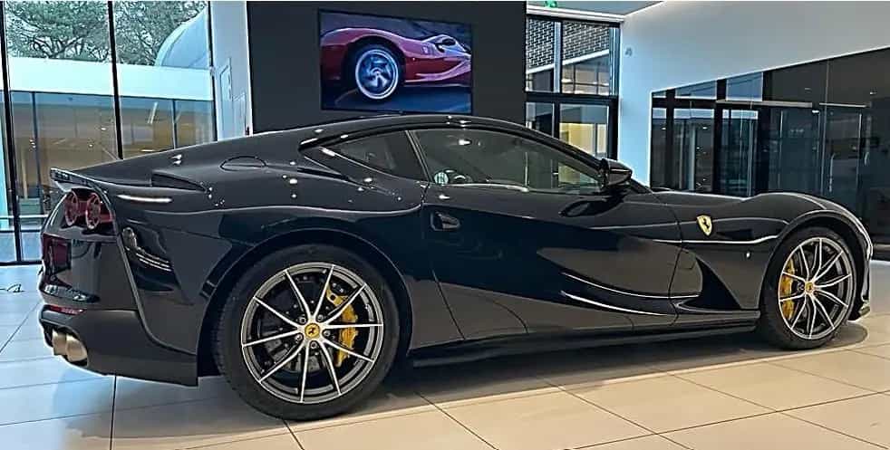 Ferrari Einzelstück - 812 mit Werksgarantie 07/2021-photo-1