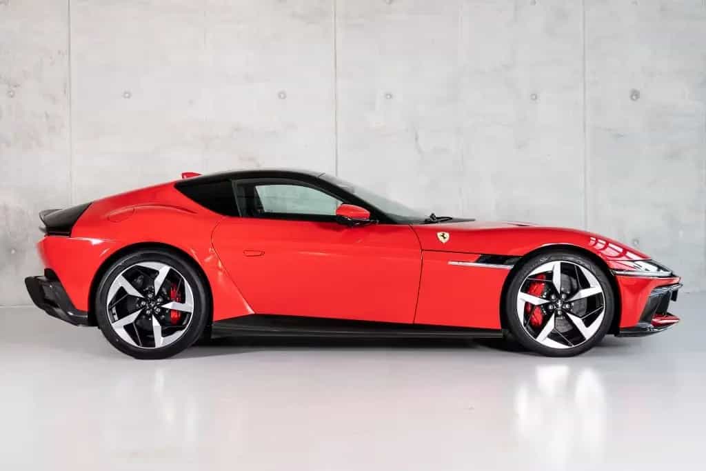 Ferrari 12Cilindri Carbon Lift Pano MY 26 ON STOCK null-photo-9