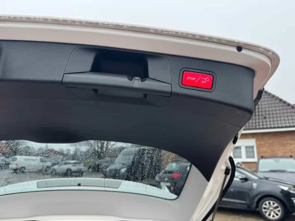 Mercedes-Benz C 200 T CGI/PANO/LEDER/HUD/KAM/AMG 04/2018-photo-17