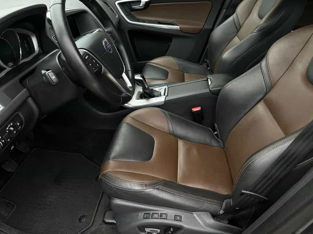 Volvo XC 60 Summum 2WD Bi Xenon Leder AHK Kamera 03/2017-photo-1