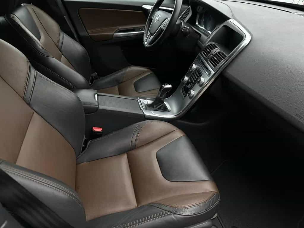 Volvo XC 60 Summum 2WD Bi Xenon Leder AHK Kamera 03/2017-photo-12