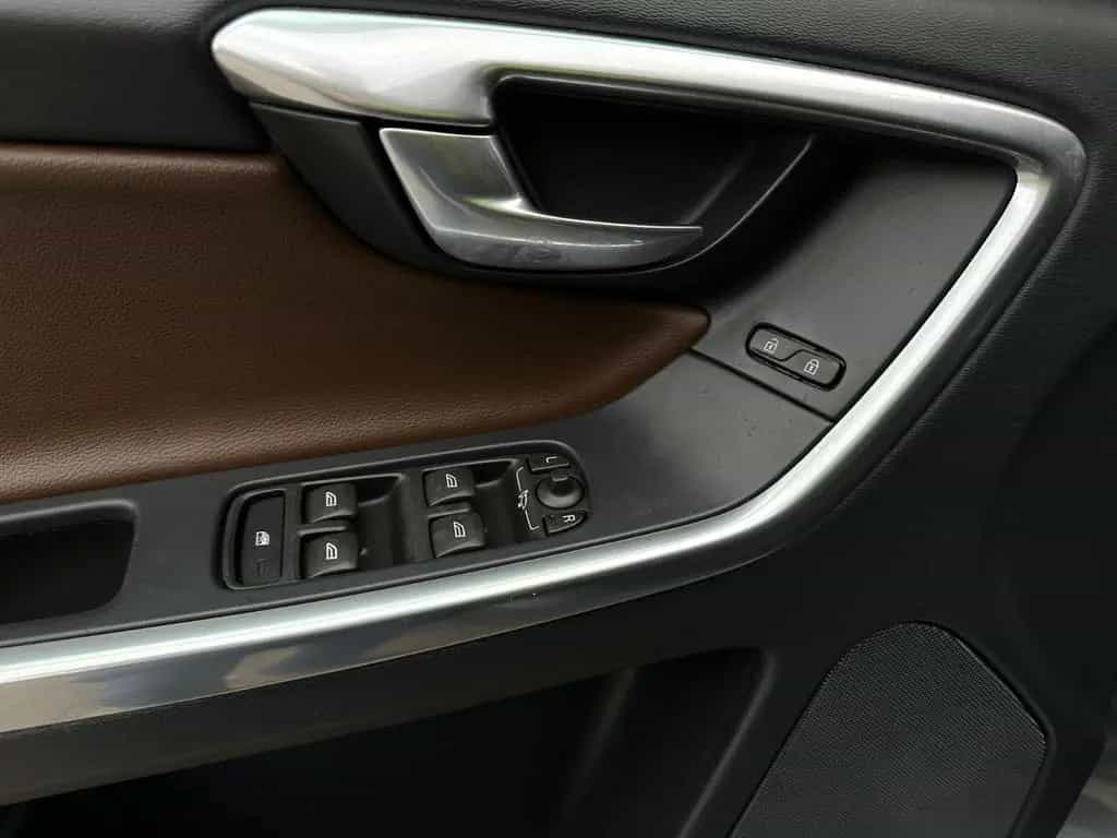 Volvo XC 60 Summum 2WD Bi Xenon Leder AHK Kamera 03/2017-photo-18