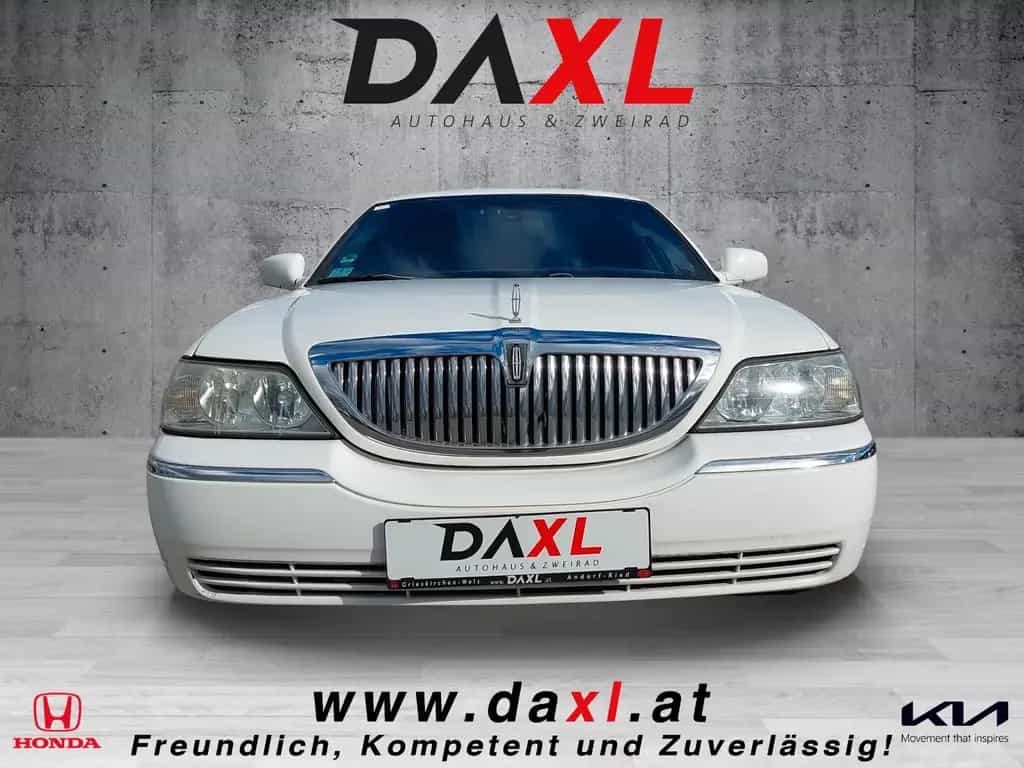 Lincoln Town Car 07/2002-photo-1