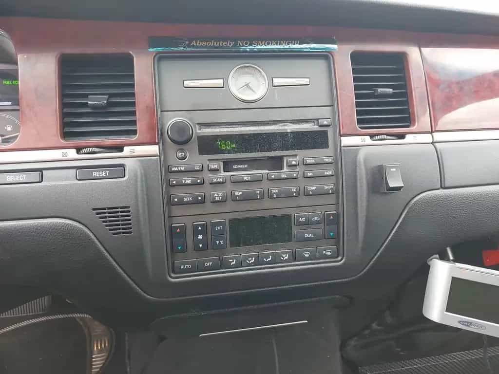 Lincoln Town Car 07/2002-photo-9