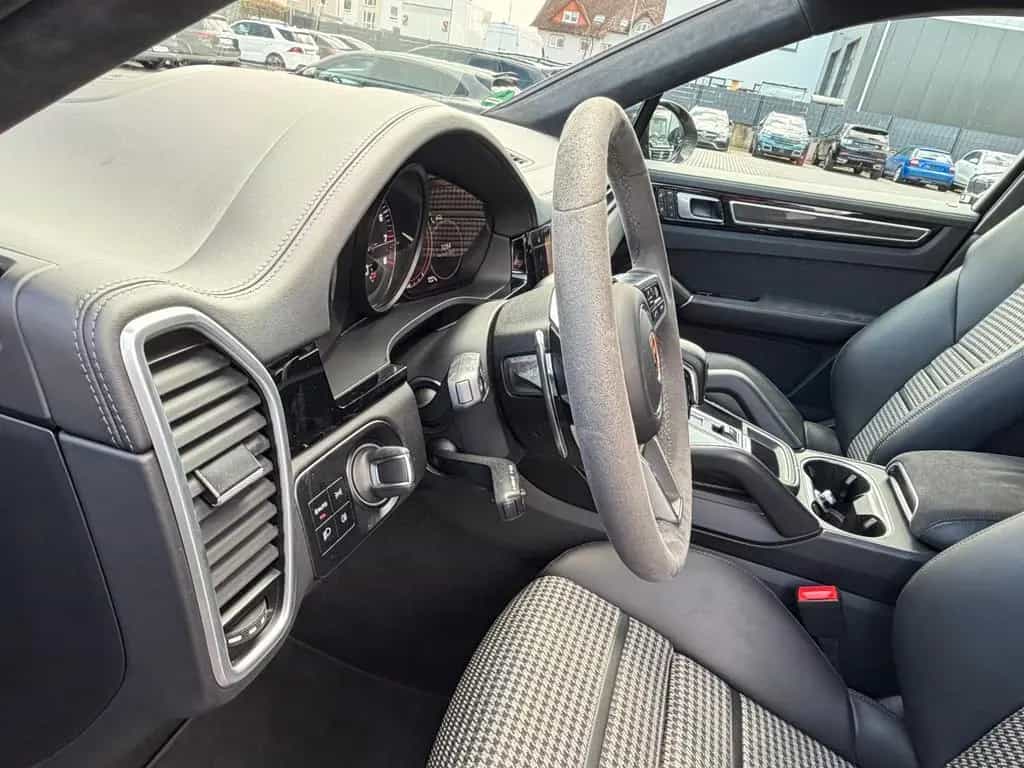 Porsche Cayenne 08/2023-photo-17