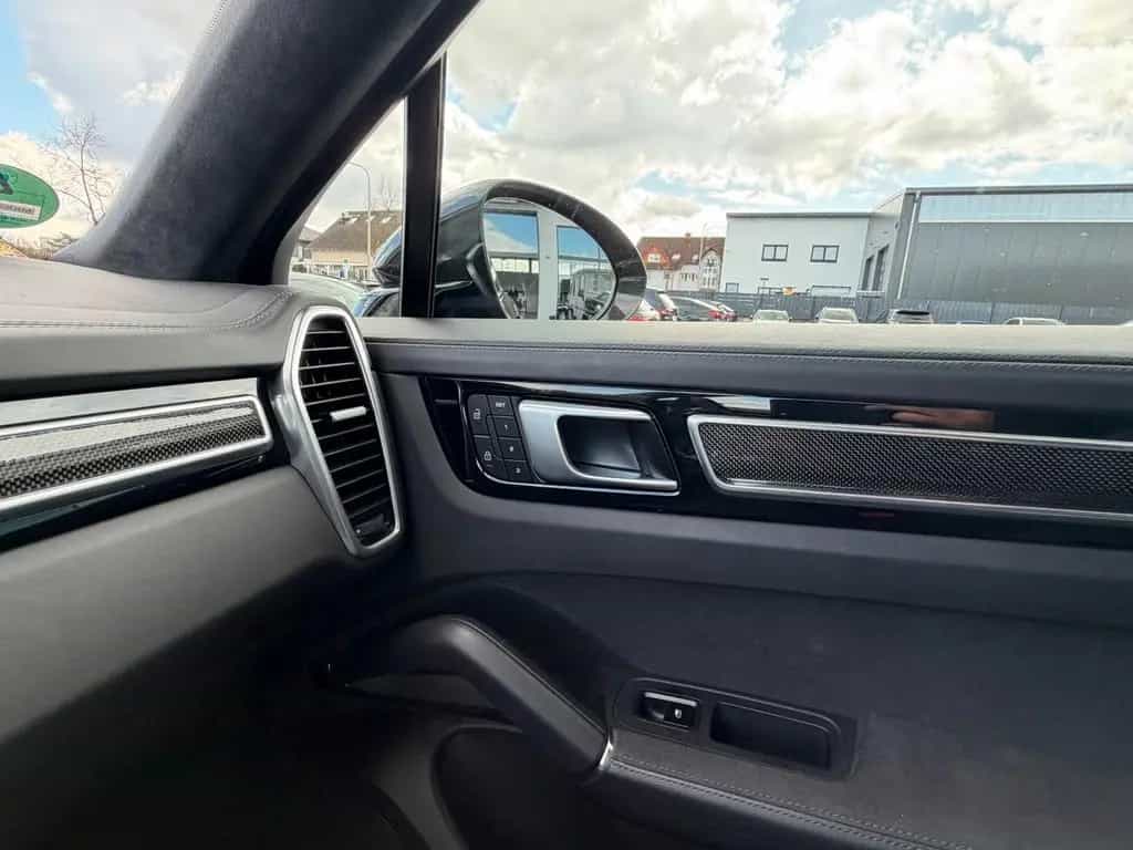 Porsche Cayenne 08/2023-photo-37