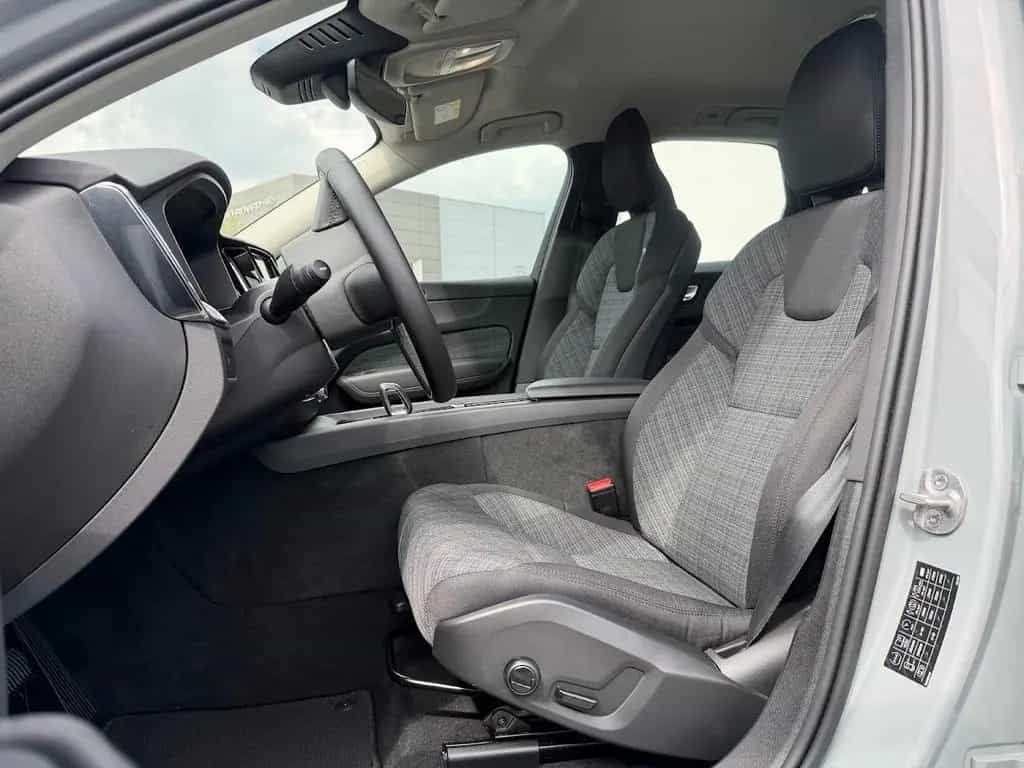 Volvo XC60 B4 Core 2WD 04/2024-photo-2
