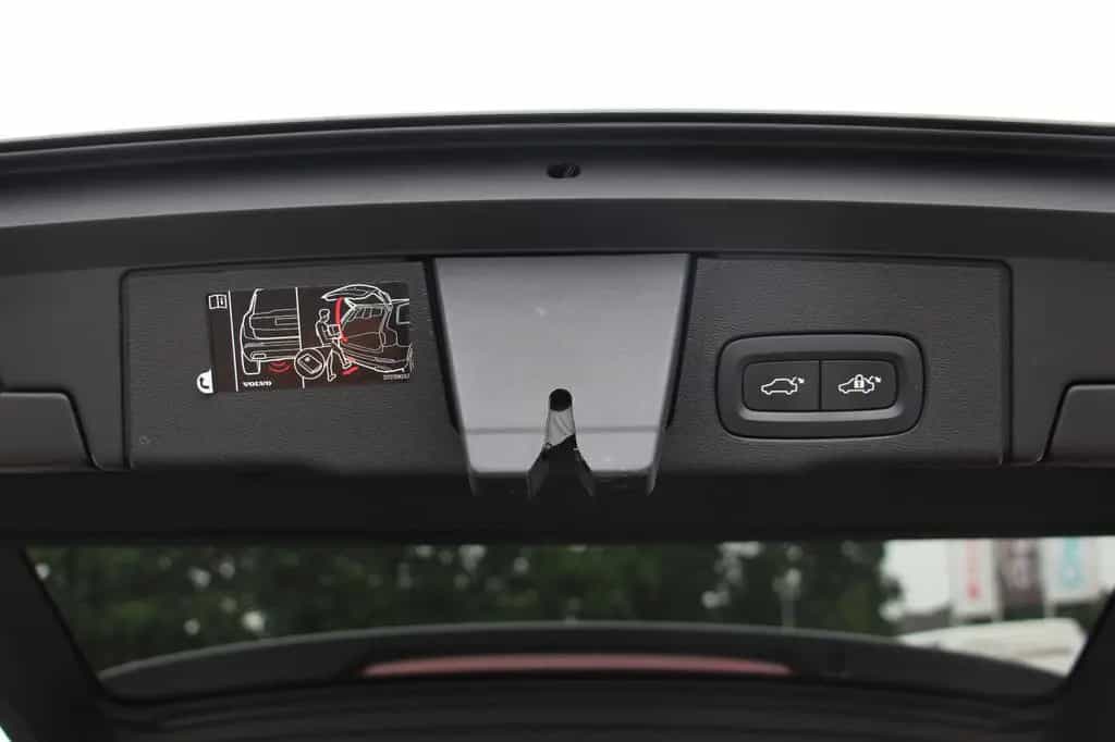 Volvo XC60 R Design AWD 07/2020-photo-10