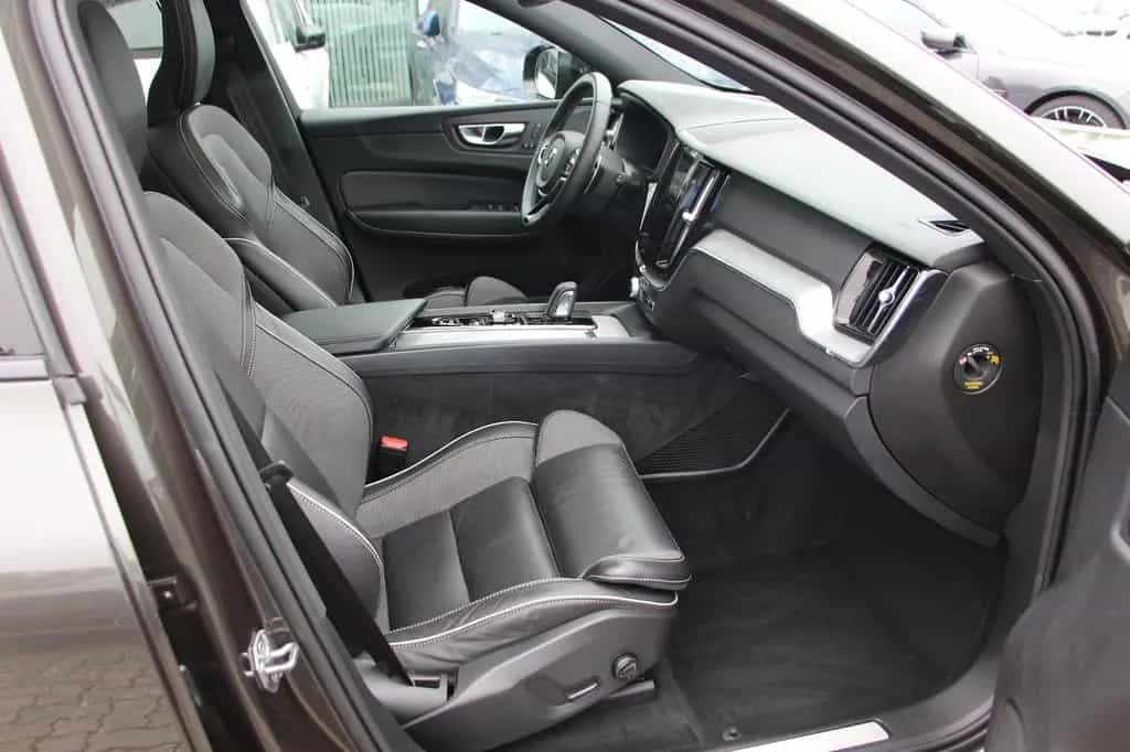 Volvo XC60 R Design AWD 07/2020-photo-12