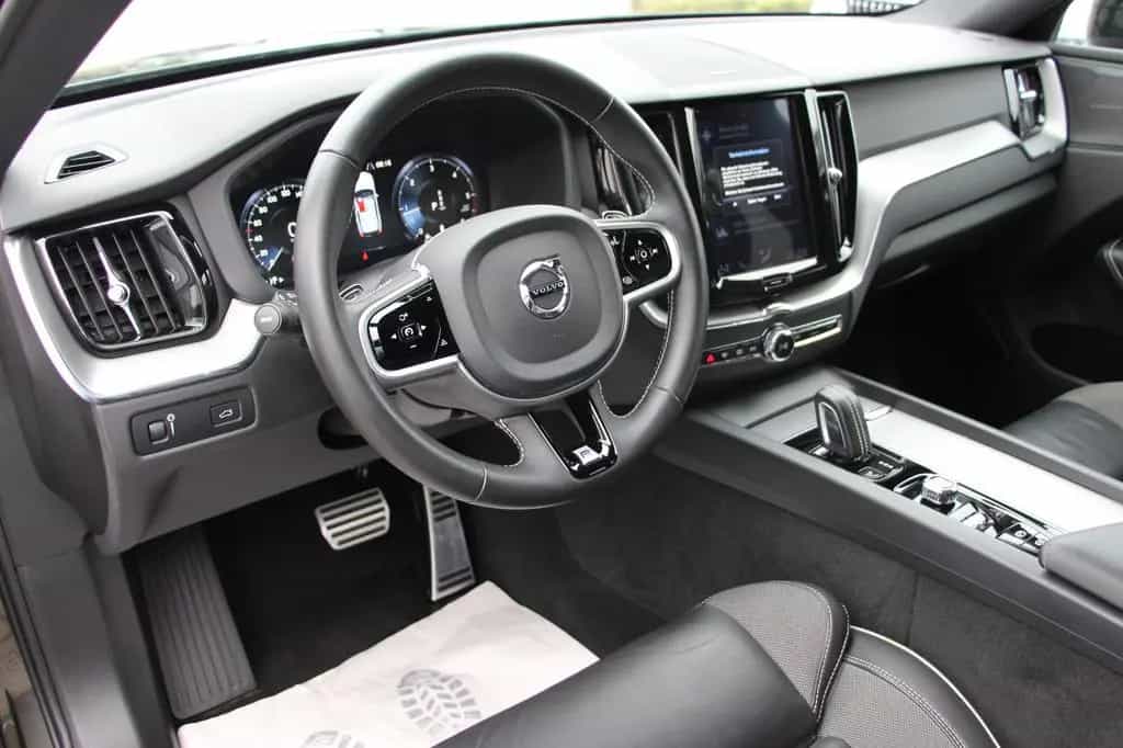 Volvo XC60 R Design AWD 07/2020-photo-6