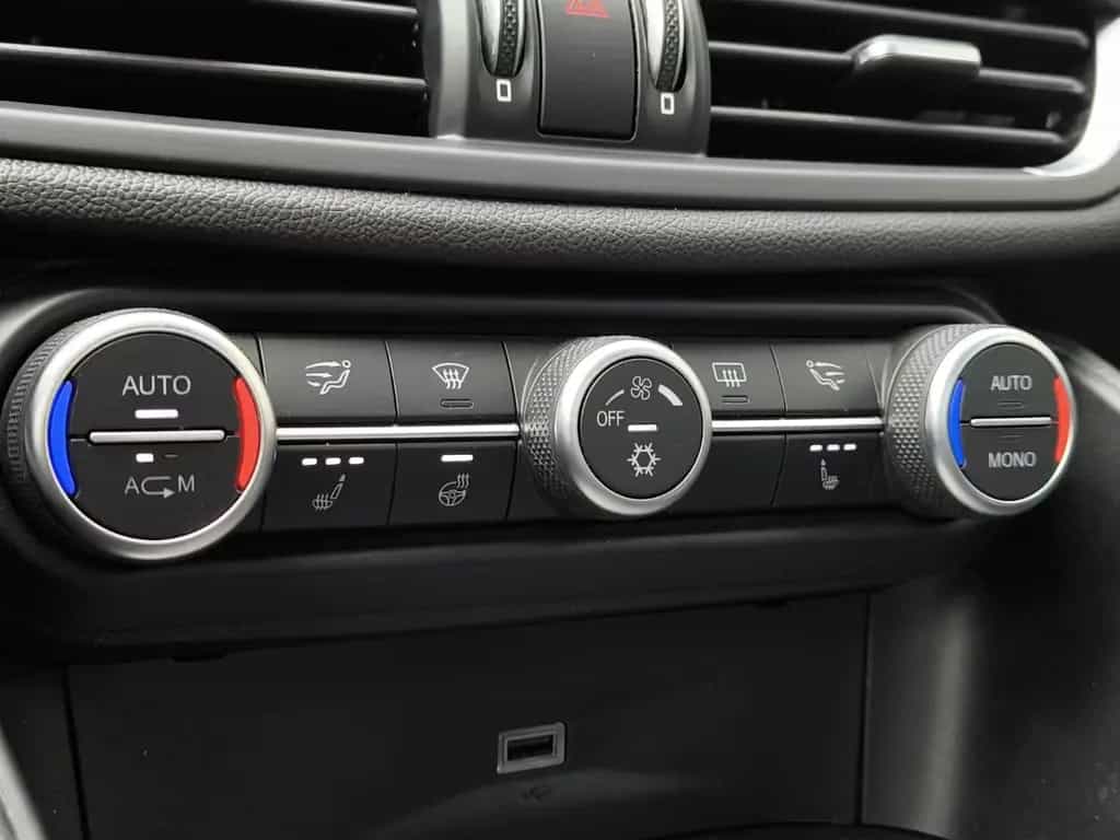 Alfa Romeo Giulia Super  *Xenon*Keyless*SHZ*PDC*Temp*2.Hand 04/2017-photo-12