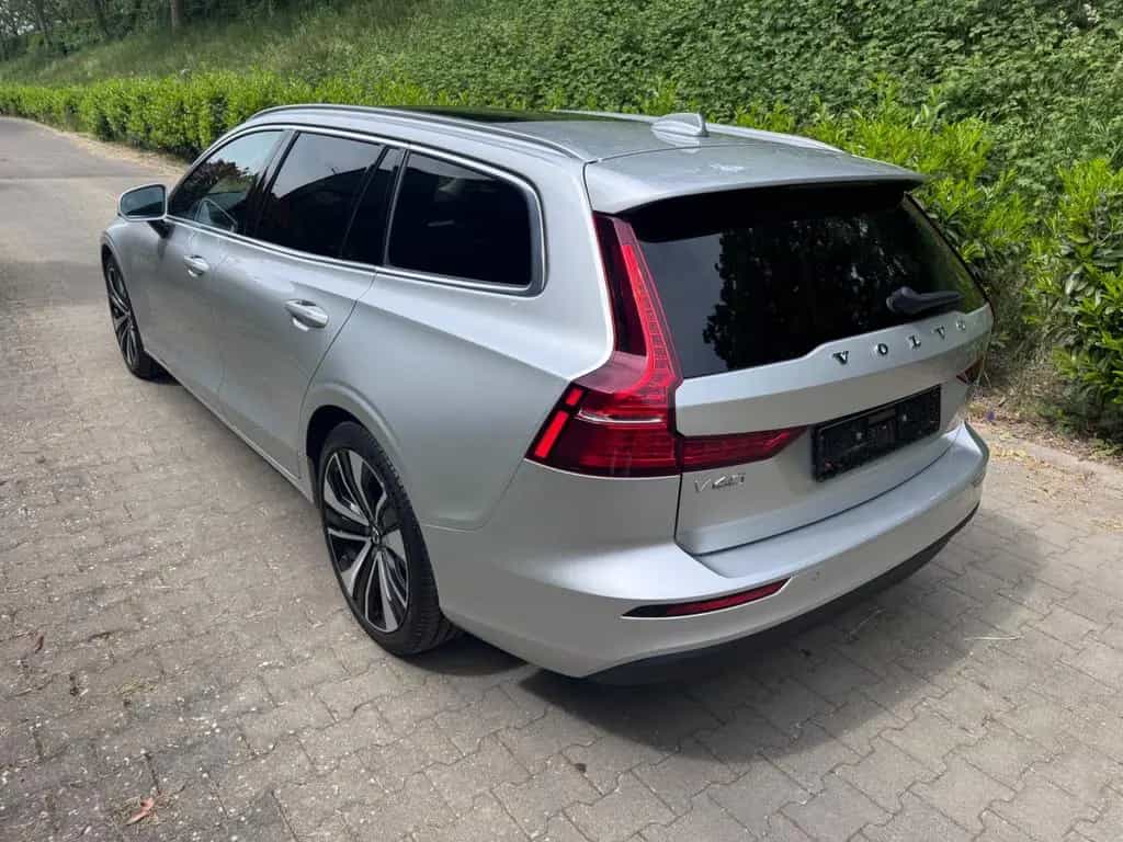 Volvo V60 Kombi Diesel,Automatik,Leder,Pan,Shz,LED,360 11/2020-photo-4