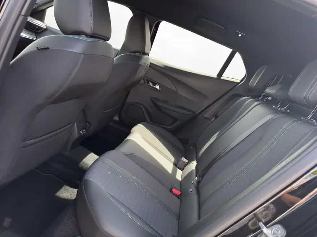 Peugeot 2008 Allure Pack PT130 EAT8 Kamera PDC SHZ CarPl 04/2023-photo-9