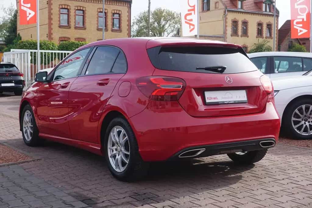 Mercedes-Benz A 180 A180 Urban 7G-DCT LED Navi Standheizung Kamera 05/2017-photo-2