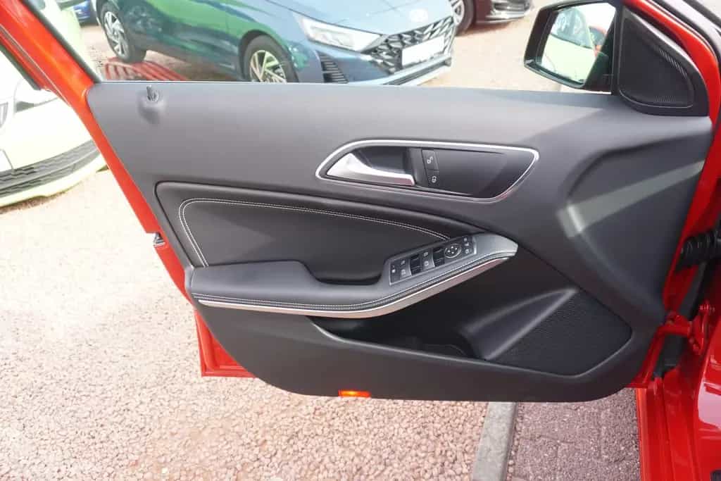 Mercedes-Benz A 180 A180 Urban 7G-DCT LED Navi Standheizung Kamera 05/2017-photo-27