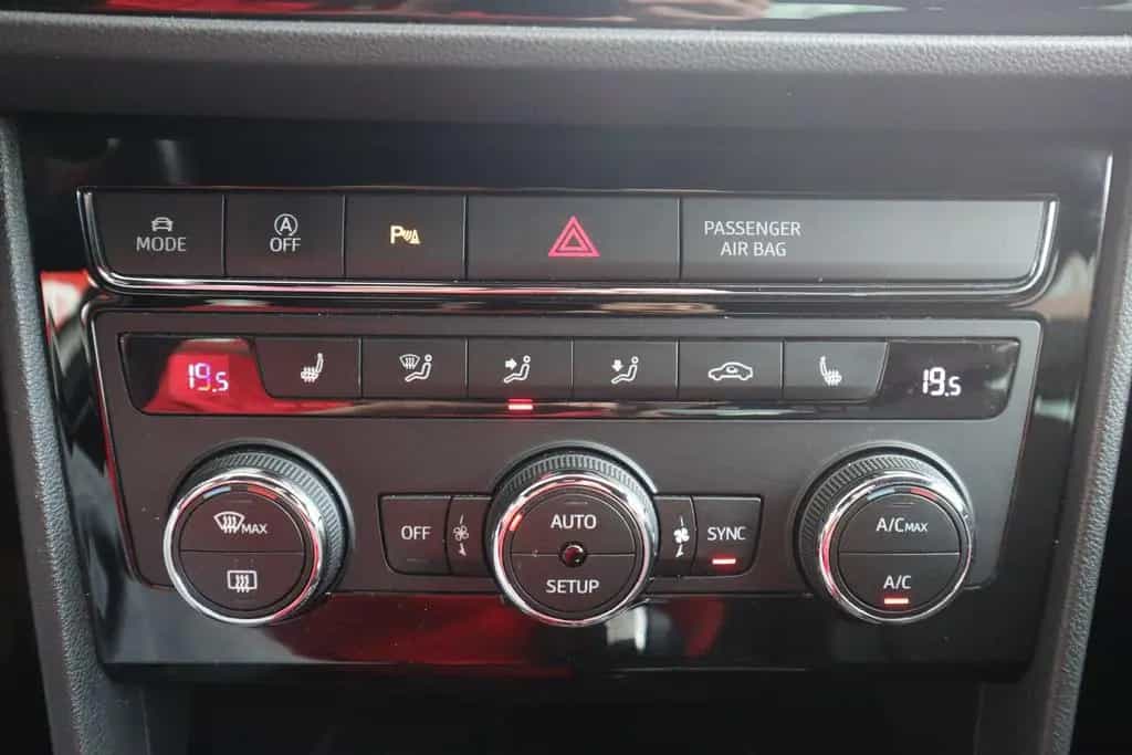 Seat Leon 2.0 TSI FR LED Navigation Sitzheizung DAB 03/2019-photo-26